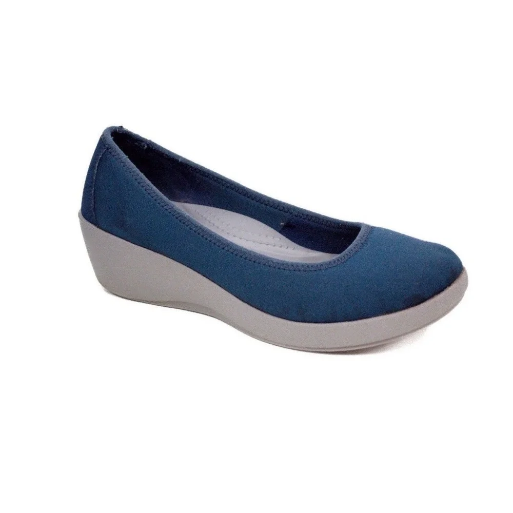 Crocs Iconic Busy Day Low Wedge Women's Size 7 Comfort Shoes—Casual Chic